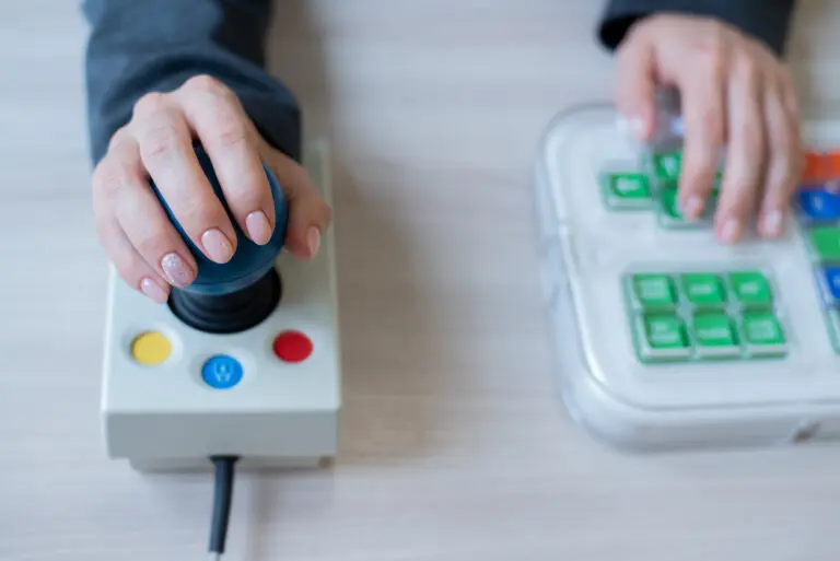 individual's hands showing the use of assistive tecnologies.